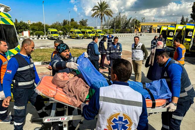 Una mujer palestina herida evacuada de la Franja de Gaza a Egipto, 3 de febrero de 2024.