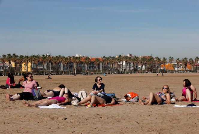 Turistas holandeses en la playa Malvarrosa en Valencia, España, 25 de enero de 2024.