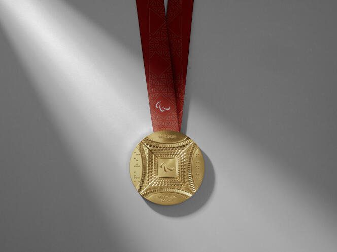 Vista del reverso de una medalla paralímpica, que muestra una vista de ángulo bajo de la Torre Eiffel.