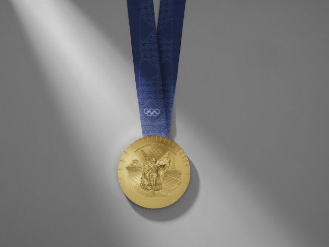 Revers d’une médaille d’or olympique des Jeux de Paris 2024, arborant la déesse de la victoire Athéna Nikè auprès du stade Panathénaïque et de l’Acropole, et la tour Eiffel.