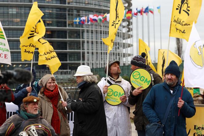Une manifestation contre l’utilisation des « nouveaux OGM », devant le Parlement européen à Strasbourg, le 6 février 2024.