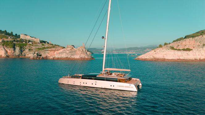 Le voilier d’Art Explora, à Porto Venere, en Italie, non loin du chantier du bateau-musée, en octobre 2023.