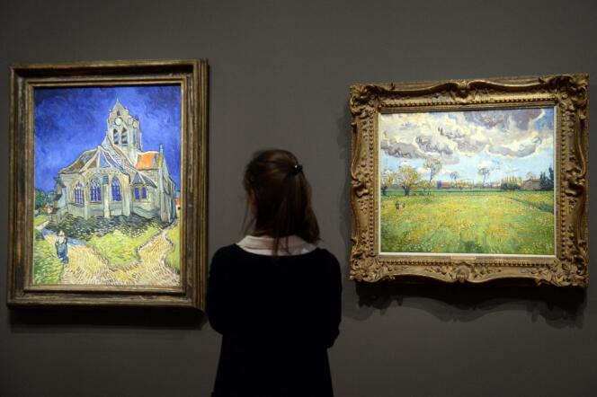 “La Iglesia de Auvers-sur-Oise vista desde la cama” y “Paisaje bajo un cielo atormentado”, pinturas del artista holandés Vincent Van Gogh presentadas en el Museo de Orsay en el marco de la exposición “Van Gogh/Artaud.  El hombre se suicidó por la sociedad”, 10 de marzo de 2014, en París.