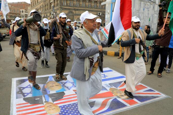 Des partisans armés du mouvement rebelle houthiste lors d’un rassemblement pro-palestinien, à Sanaa (Yémen), le 8 février 2024.