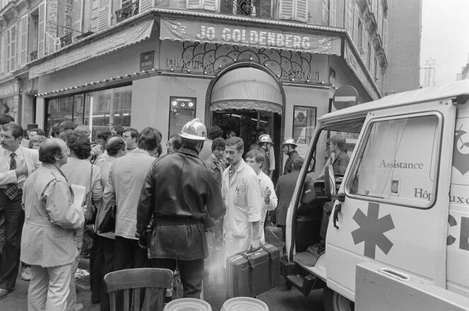 Des sauveteurs prodiguent les premiers soins à des blessés le 9 août 1982 après l’attaque du restaurant de charcuterie franco-juif Jo Goldenberg rue des Rosiers à Paris par des hommes armés qui ont lancé une grenade dans le restaurant et tiré sur les clients avec des mitraillettes, tuant six clients et en blessant 22 autres.