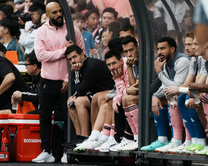 Lionel Messi (assis au centre avec le haut de survêtement rose) lors d’un match de l’Inter Miami, le 4 février 2024, à Hongkong.
