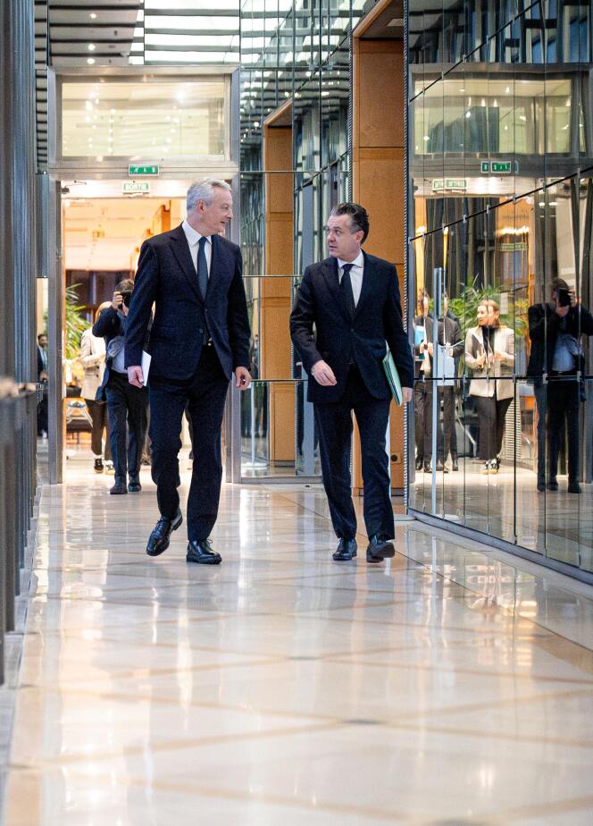 Bruno Le Maire y Christophe Béchu, en el Ministerio de Economía, en París, el 8 de febrero de 2024.