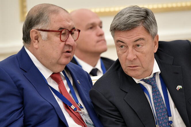 Le président de Gazprombank, Andreï Akimov (à droite), avec l’oligarque Alicher Ousmanov, lors d’une rencontre russo-ouzbèque, à Tachkent (Ouzbékistan), le 19 octobre 2018.