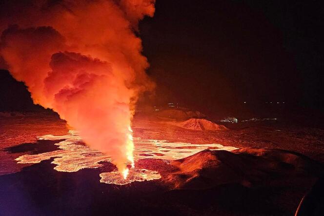 Fumo e lava si sollevano da una nuova fessura durante una nuova eruzione vulcanica alla periferia della città evacuata di Grindavik, nell'Islanda occidentale, l'8 febbraio 2024.