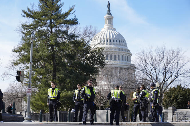 Des policiers du Capitole à proximité d’une manifestation devant la Cour suprême lors d’une audience historique sur l’éventuelle disqualification de Donald Trump de l’élection présidentielle, à Washington, le 8 février 2024.