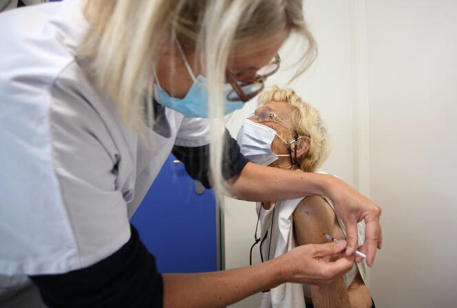 Una mujer recibe una dosis de la vacuna Pfizer-BioNTech contra el Covid-19 en el autobús de movilidad Vacci'bus, en Ajaccio, el 28 de abril de 2021.