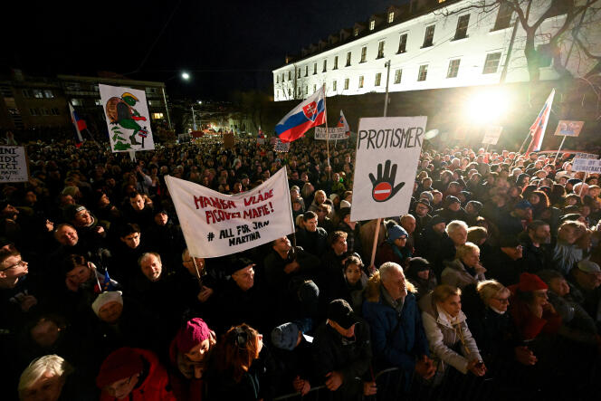 Manifestation contre suppression du bureau du procureur spécialisé sur la criminalité organisée, à Bratislava, le 7 février 2024. 