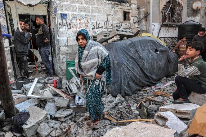 Des Palestiniens inspectent un appartement détruit par un bombardement israélien sur Rafah, dans le sud de la bande de Gaza, le 8 février 2024.