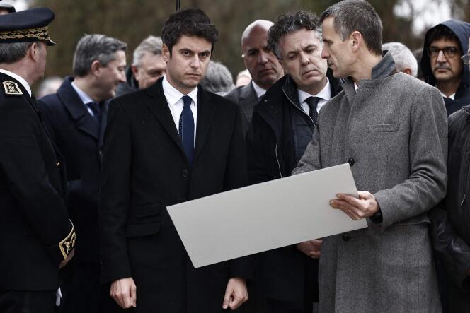 El primer ministro, Gabriel Attal, y el ministro de Transición Ecológica, Christophe Béchu, el 8 de febrero en Blendecques.