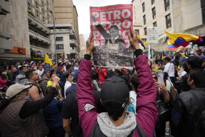 Partidarios del presidente colombiano Gustavo Petro se manifiestan para exigir la elección de un nuevo fiscal general, frente a la Corte Suprema de Colombia, en Bogotá, el 8 de febrero de 2024.