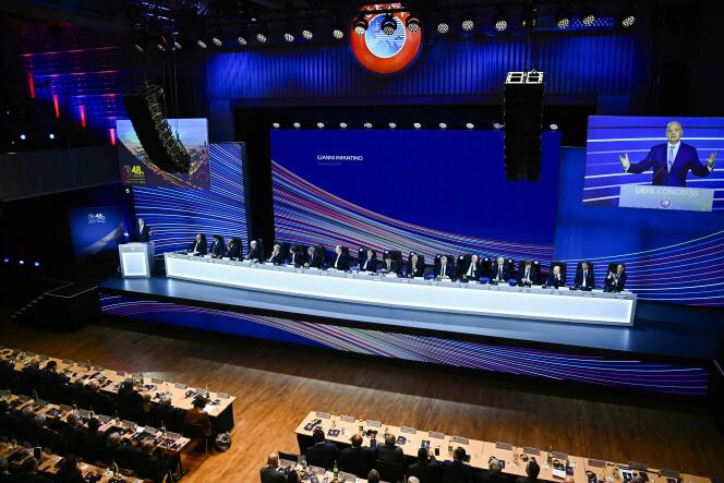 国际足联主席詹尼·因凡蒂诺于 2024 年 2 月 8 日在巴黎互助之家举行的第 48 届欧足联普通代表大会上发表讲话。
