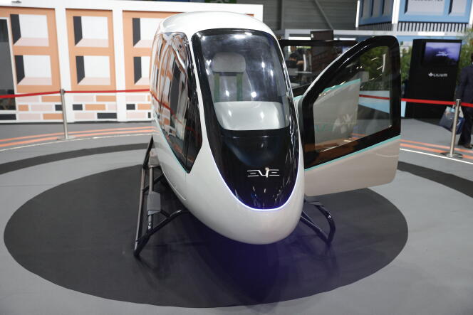 Modelo de taxi volador (eVTOL), desarrollado por la empresa brasileña Eve Air Mobility, en el Salón Aeronáutico de París, 20 de junio de 2023.