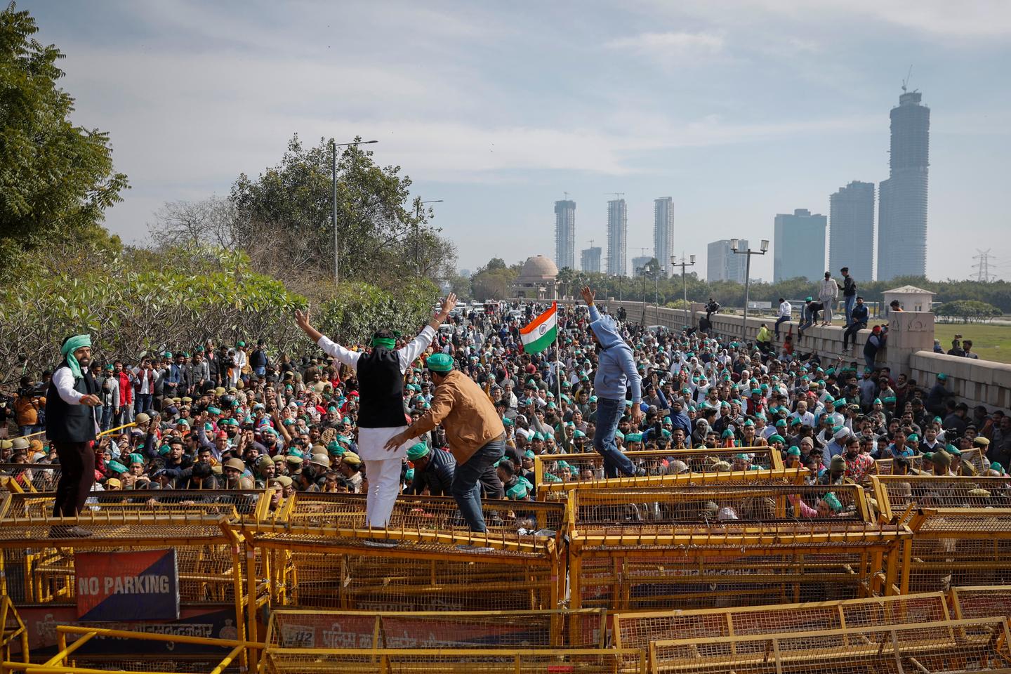 Indian police attempt to block capital from protesting farmers