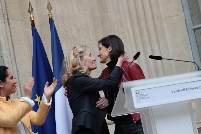 Nicole Belloubet y Amélie Oudéa-Castéra, durante la entrega del cargo al Ministerio de Educación Nacional y Juventud, en París, el 9 de febrero de 2024. 