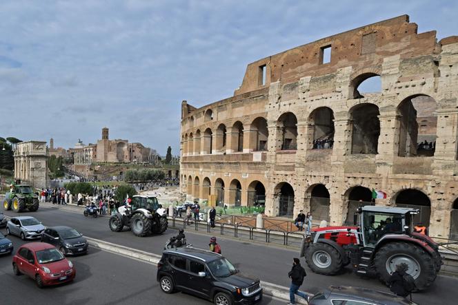 Desfile de tractores frente al Coliseo, en Roma, el viernes 9 de febrero de 2024.