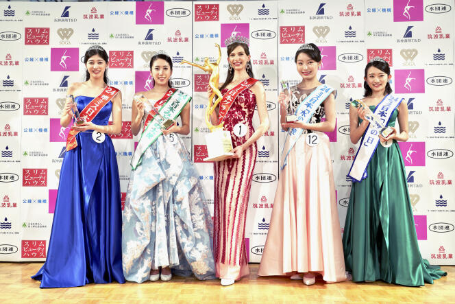  Karolina Shiino (au centre) après avoir remporté le concours de Miss Japon, le 22 janvier 2024, à Tokyo.