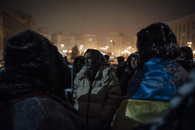 Une vingtaine de personnes se sont réunies place de l’Indépendance, à Kiev, pour protester contre le limogeage du général Zaloujny, le 9 février 2024.