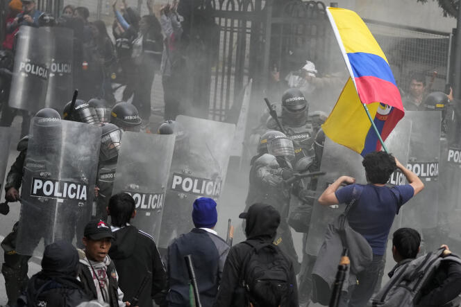 Des partisans du président colombien, Gustavo Petro, manifestent pour réclamer l’élection d’un nouveau procureur général et affrontent la police, devant la Cour suprême colombienne, à Bogota, le 8 février 2024.