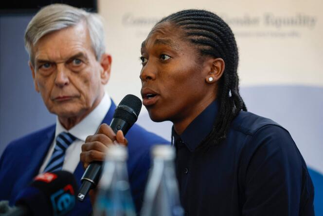 La double championne olympique sud-africaine Caster Semenya et son avocat, Patrick Brancher, donnent une conférence de presse à Johannesburg, le 9 février 2024.