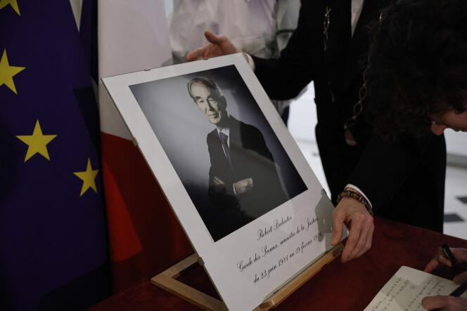Un portrait de l’ancien garde des sceaux Robert Badinter, mort à 95 ans, est affiché au ministère de la justice, le 9 février 2024, à Paris.