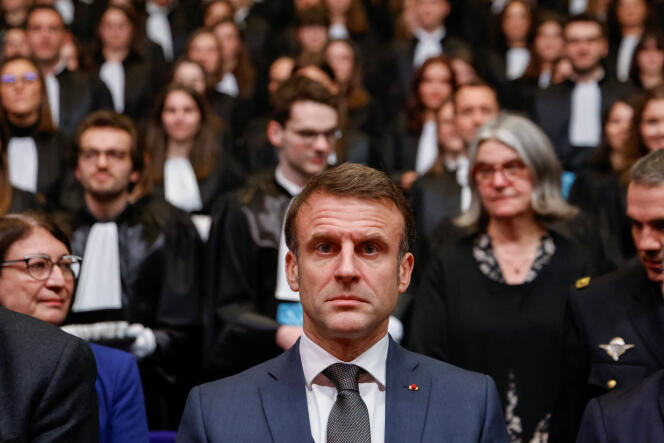 Emmanuel Macron pendant la minute de silence en hommage à Robert Badinter, avant la cérémonie de prestation de serment des jeunes magistrats, au palais des congrès de Bordeaux, le 9 février 2024.