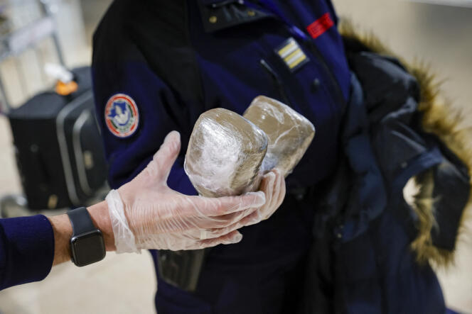 Des douaniers français montrent un paquet de cocaïne à l’aéroport d’Orly, à Paris, le 7 novembre 2022.