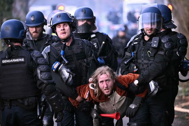 Un homme arrêté par les gendarmes à Saïx, le 9 février 2024. 