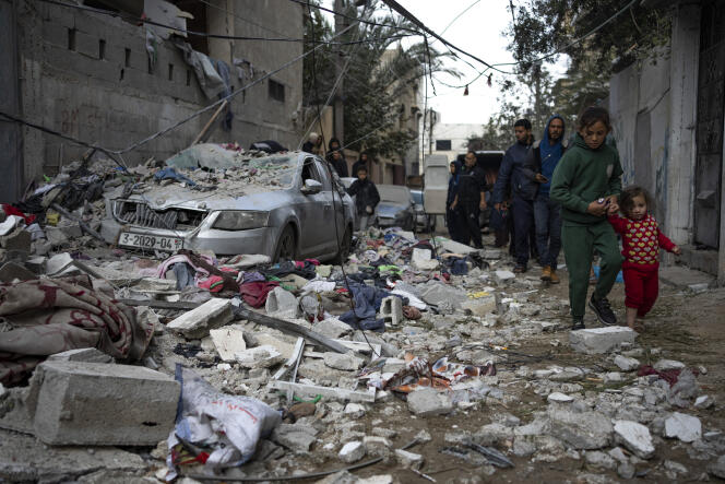 Des Palestiniens constatent les dégâts causés par une frappe aérienne israélienne à Rafah, dans la bande de Gaza, le vendredi 9 février 2024.