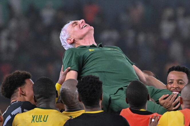 Le sélectionneur de l’équipe d’Afrique du Sud, Hugo Broos, porté par ses joueurs après leur troisième place à la CAN, à Abidjan, le 10 février 2024. 