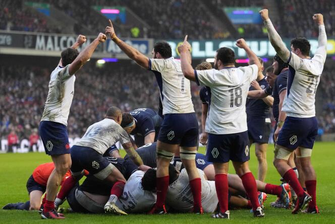 Les Français célèbrent leur victoire, lors de la dernière action du match contre l’Ecosse, samedi 10 février, à Edimbourg. 