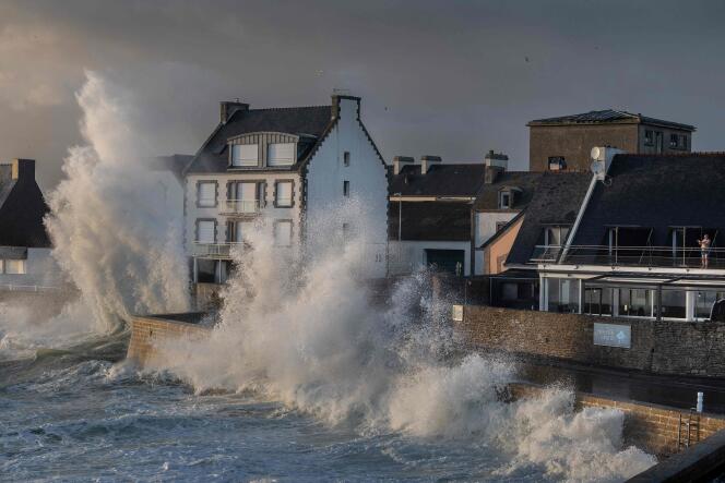 Les vagues frappent le rivage dans le port du Guilvinec, dans le Finistère, le 10 février 2024.