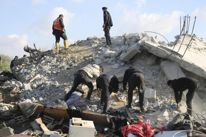 Des Palestiniens cherchent des survivants après une frappe aérienne israélienne sur un immeuble résidentiel à Rafah, dans la bande de Gaza, le 10 février 2024.