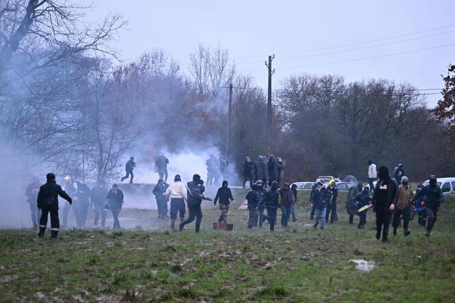 Des manifestants affrontent des gendarmes dans un nuage de gaz lacrymogène, dans un champ près du campement de la ZAD de Crem’Arbre, lors d’une manifestation contre le projet d’autoroute A69 entre Toulouse et Castres, à Saix, le 10 février 2024. 