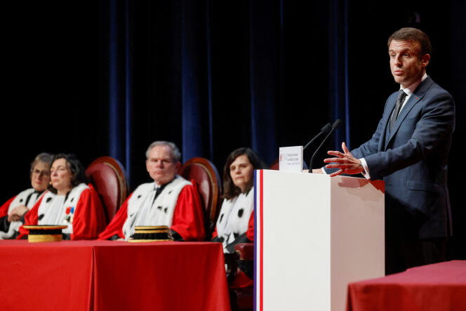 Le président français Emmanuel Macron prononce un discours après la cérémonie d’investiture des auditeurs de justice, diplômés de l’École nationale de la magistrature (ENM), au Palais des Congrès de Bordeaux, France, le 9 février 2024.
