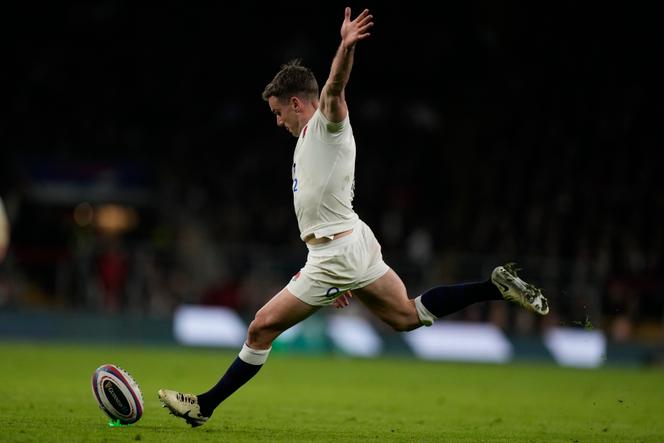 George Ford dari Inggris melakukan tendangan penalti selama pertandingan rugby union Enam Negara antara Inggris dan Wales di stadion Twickenham di London, Sabtu, 10 Februari 2024.