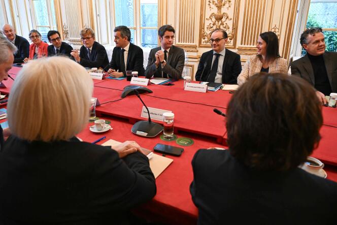 Les 35 membres du gouvernement étaient réunis, samedi 10 février, autour du premier ministre, Gabriel Attal, sauf le ministre des armées, Sébastien Lecornu.