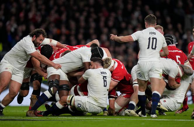 Ethan Roots dari Inggris, tengah, menjatuhkan maul Welsh untuk memberikan percobaan penalti selama pertandingan rugby union Enam Negara antara Inggris dan Wales di stadion Twickenham di London, Sabtu, 2 Februari. 10 Agustus 2024.