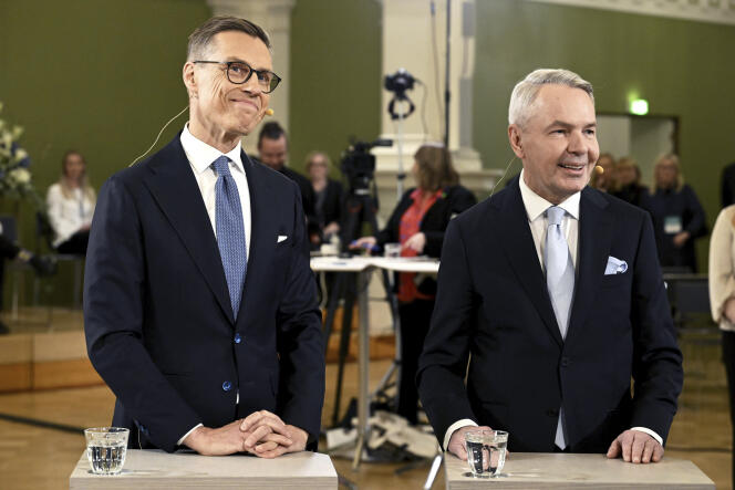 Le candidat à la présidence du Parti de la coalition nationale (PCN), Alexander Stubb (à gauche), et le candidat soutenu par le Parti vert, Pekka Haavisto, lors d’une soirée électorale à l’hôtel de ville d’Helsinki, en Finlande, le 11 février 2024. 