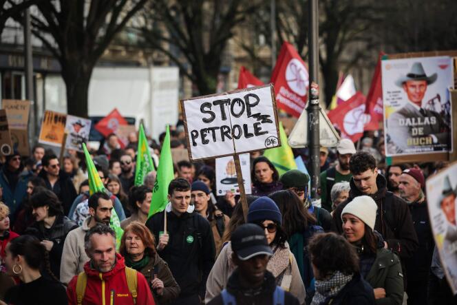 Lors d'une manifestation à Bordeaux, le 11 février 2024, contre le projet de forage de nouveaux puits de pétrole dans la forêt de La Teste-de-Buch.