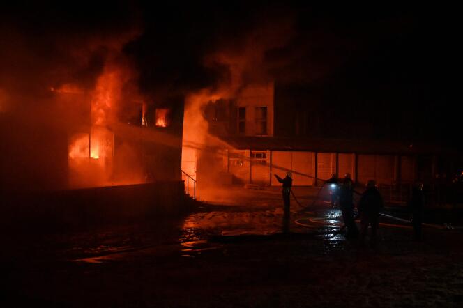 Le personnel d’urgence ukrainien tente d’éteindre les flammes après une attaque de drone à Kharkiv, tôt le 10 février 2024.