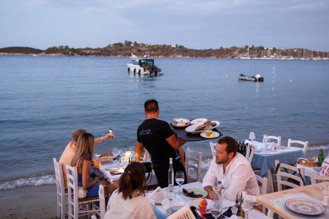 Un ristorante sulla spiaggia nel villaggio di Ormos Panagias (Calcidica), Grecia, 10 agosto 2023.
