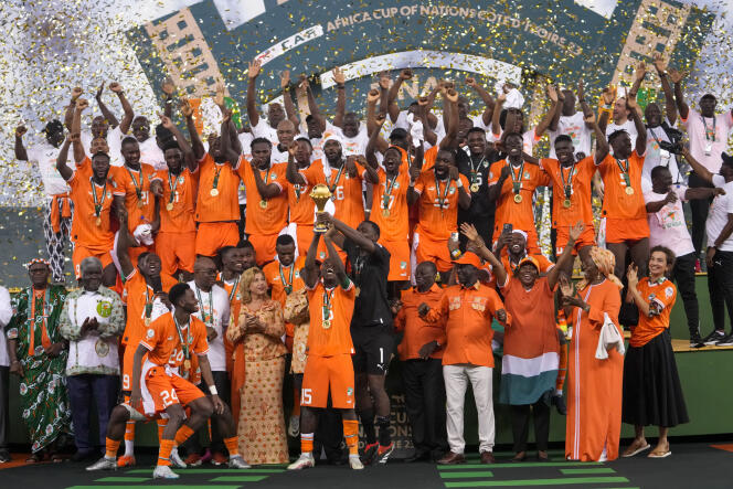 Le joueur ivoirien Max-Alain Gradel soulève le trophée après la victoire de son équipe contre le Nigeria en finale de la Coupe d’Afrique des nations, au stade Alassane-Ouattara d’Ebimpé, à Abidjan, le 11 février 2024.