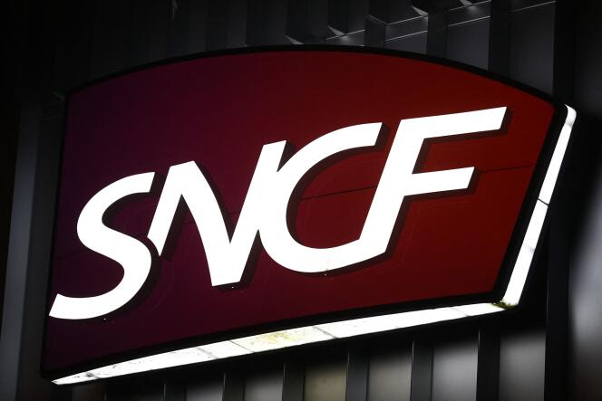 Le logo SNCF à la gare Montparnasse à Paris le 25 juillet 2021. 