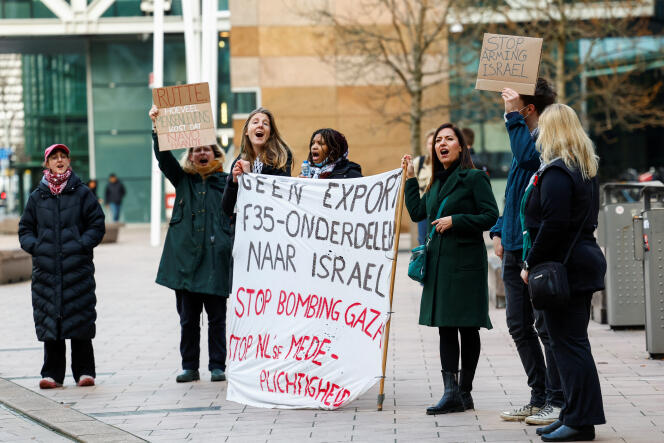 Manifestantes protestan contra el envío de F-35 a Israel, frente al tribunal de The Hay, Países Bajos, el 12 de febrero de 2024. 