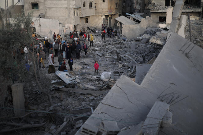 Des Palestiniens sur les ruines d’une maison après une frappe israélienne à Rafah, dans le sud de la bande de Gaza, le 12 février 2024.